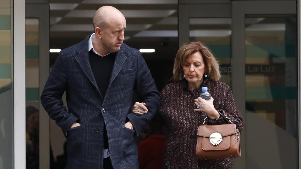 María Teresa Campos y su chófer, Gustavo, a la salida de la clínica durante una visita en enero.