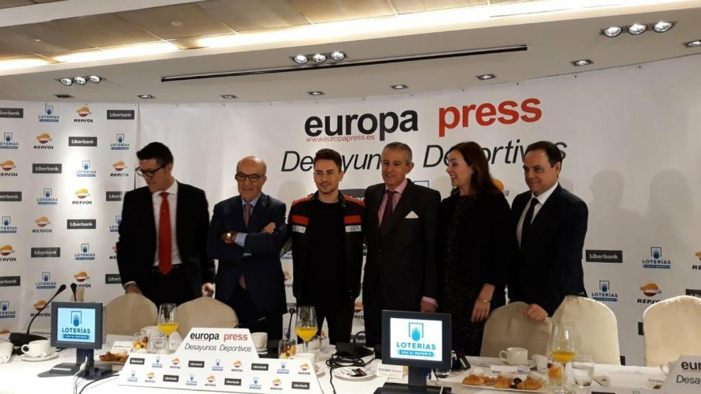 Carmelo Ezpeleta y Jorge Lorenzo, durante el desayuno organizado por Europa Press.