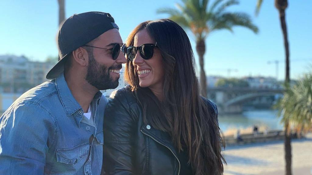 Omar Sánchez y Anabel Pantoja en el Paseo de Colón de Sevilla con el puente de Triana al fondo.