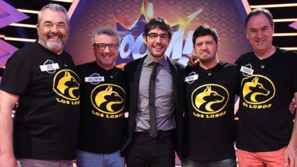 En el centro Juanra Bonet, presentador de 'Boom' con el equipo Los Lobos. José Pinto, a la izquierda de la imagen.