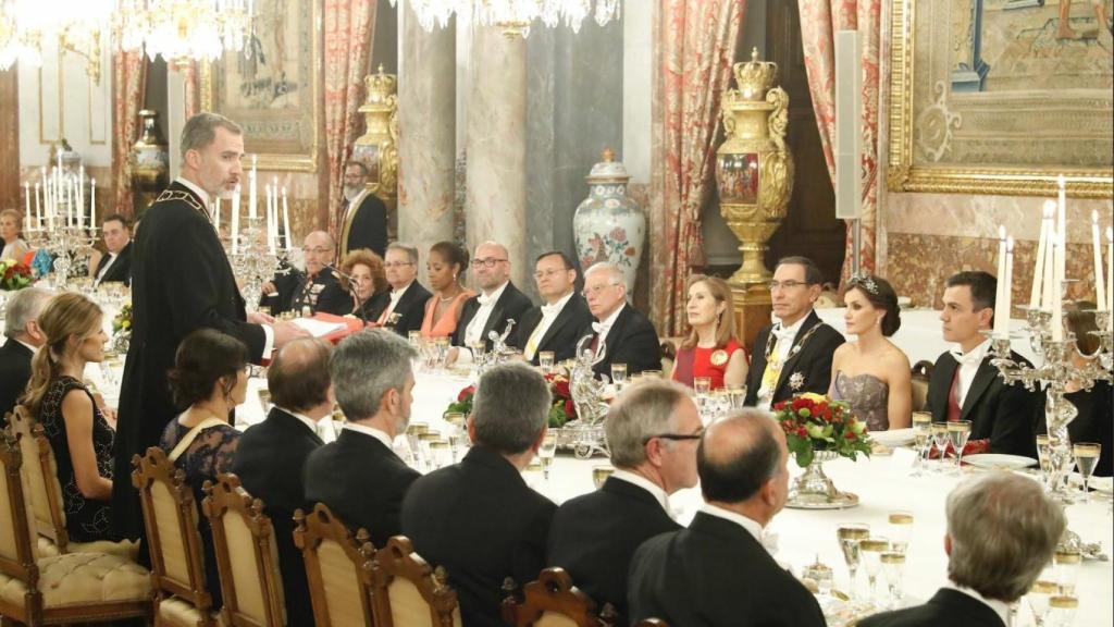 El rey Felipe dando un discurso en honor al presidente de Perú, Alberto Martín Vizcarra