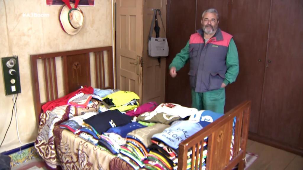 José Pinto y  algunas de las camisetas que publicitó