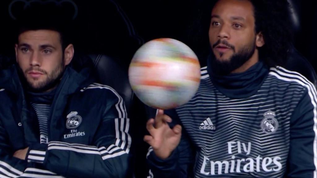 Marcelo haciendo malabares en el banquillo