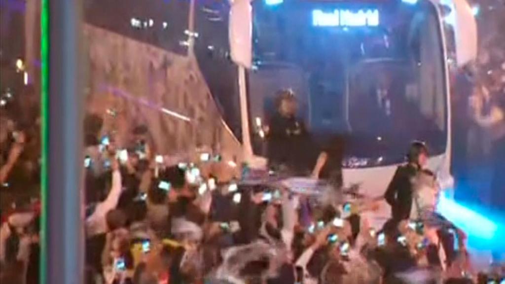 El autobús del Real Madrid, llegando al Santiago Bernabéu