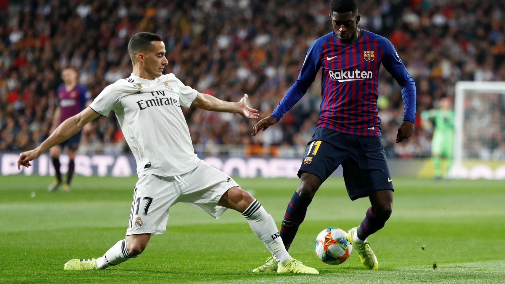 Lucas Vázquez intenta arrebatar el balón a Dembelé