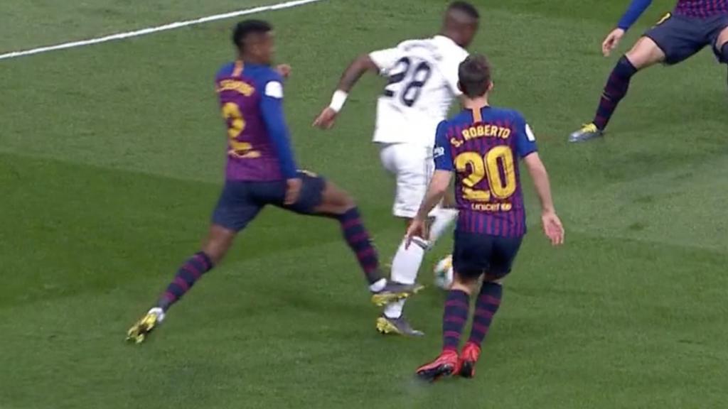Penalti no pitado de Semedo sobre Vinicius
