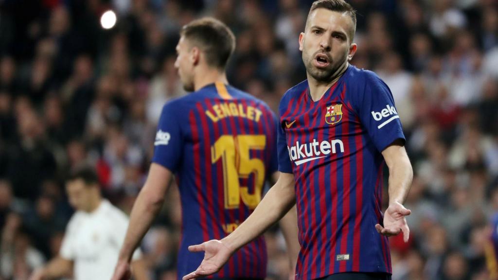 Jordi Alba protesta a Sánchez Martínez una decisión arbitral