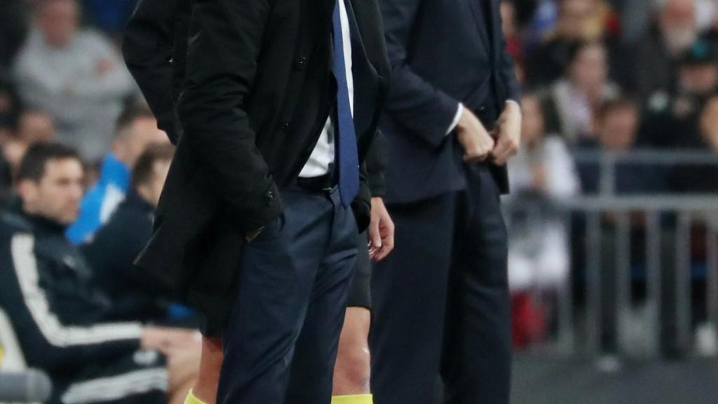 Valverde y Solari miran a sus jugadores desde la banda