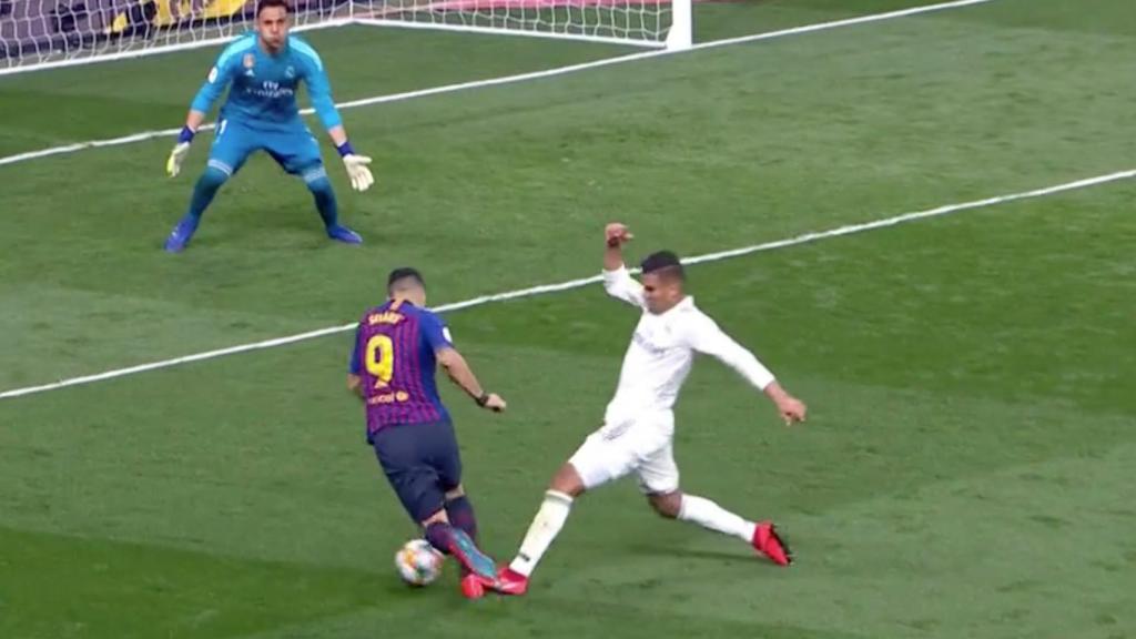 Penalti de Casemiro sobre Luis Suárez