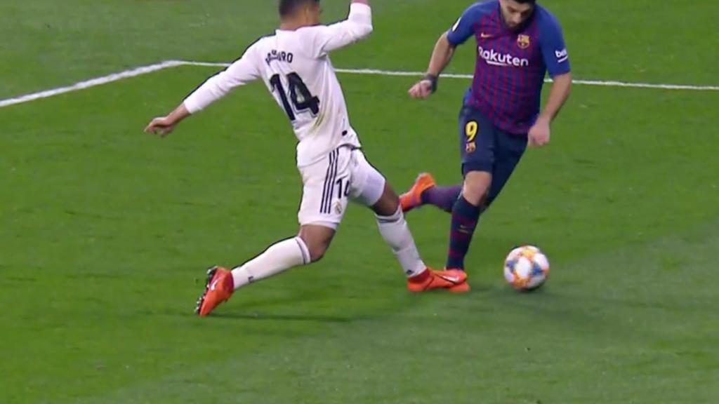 Penalti de Casemiro sobre Luis Suárez