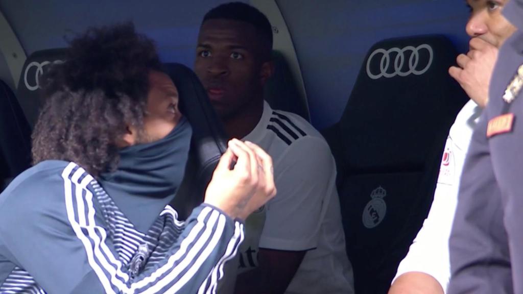 Marcelo habla con Casemiro en el banquillo