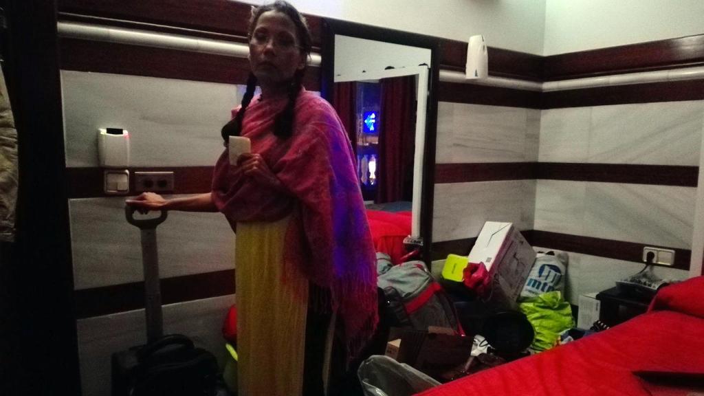 Evelyn Rochel se ha atrincherado en la habitación 113 del club de alterne en el que trabaja.