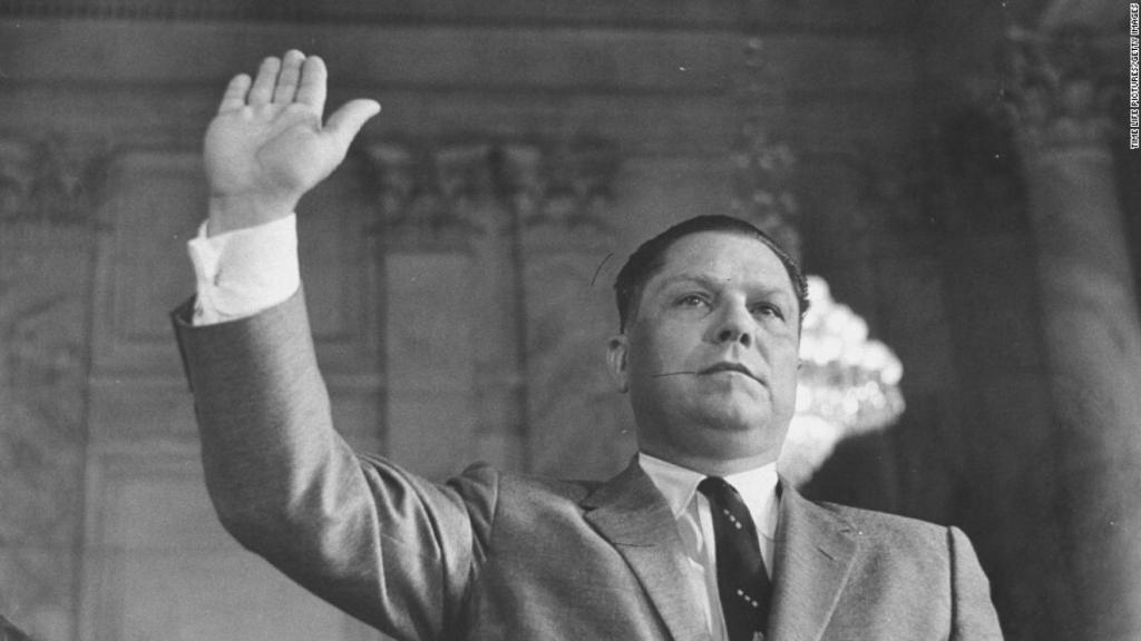 Jimmy Hoffa, testificando ante un comité del Senado en 1963.