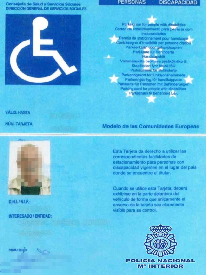 Tarjeta falsa requisada al hombre detenido. foto: Policía Nacional