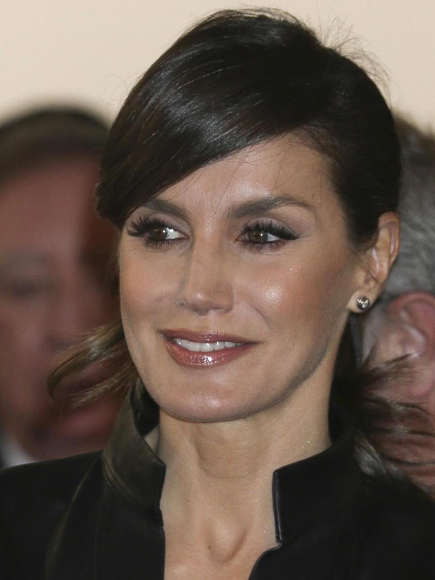 Primer plano de la reina Letizia donde se pueden apreciar las pestañas postizas que luce la monarca.