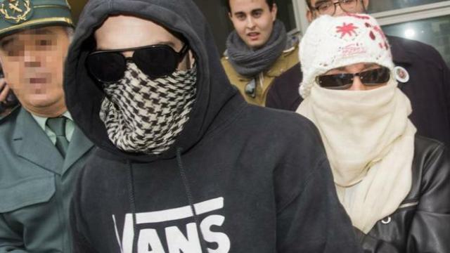 Francisco Javier Delgado, 'El Cuco', y su madre, Rosalía García, a su salido de los juzgados de Sevilla en una imagen de archivo.