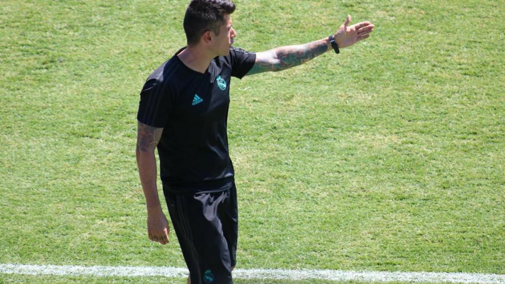 Álvaro Benito dirigiendo al Juvenil B del Real Madrid. Foto: Twitter (@AlvaroBenitoV)