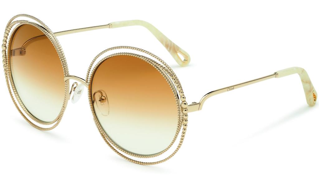 Modelo de la nueva línea de gafas con inspiración joyera