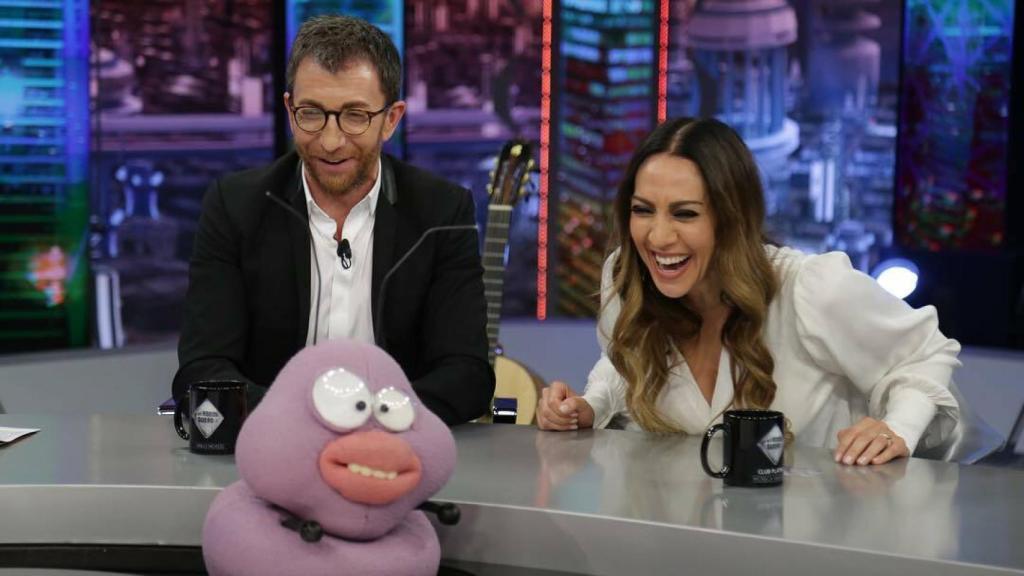 Pablo Motos y Mónica Naranja, en un divertido momento de 'El Hormiguero' de este jueves.