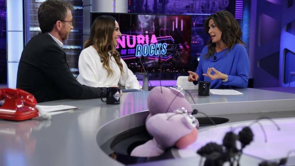El presentador y la invitada junto a Nuria Roca, en el instante de su sección.