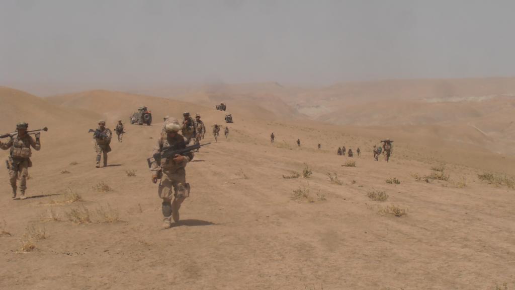 Soldados españoles caminando en la región de Ludina, en el marco de la Operación Estaca.