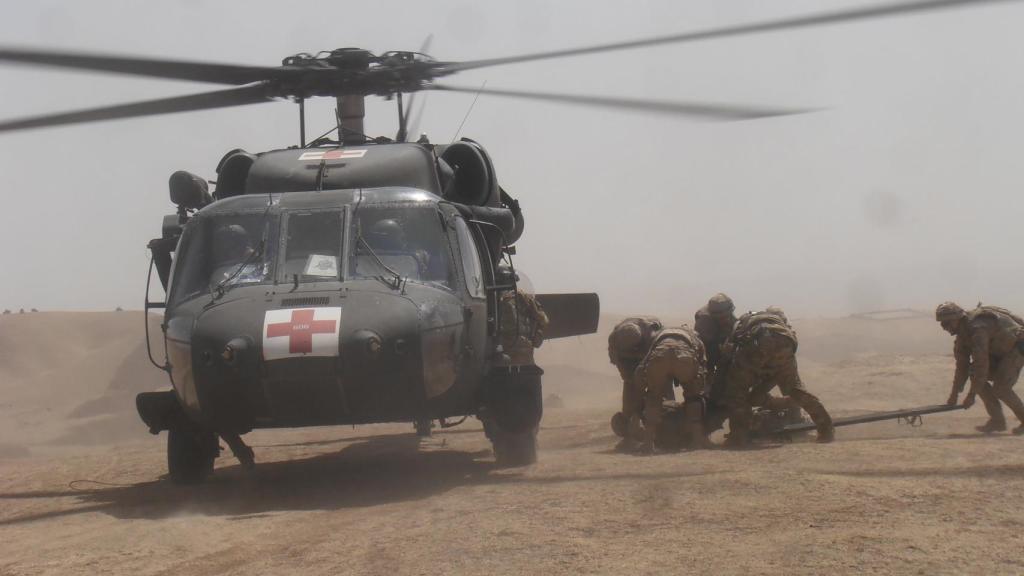 El paracaidista Fraile fue evacuado en un helicóptero.