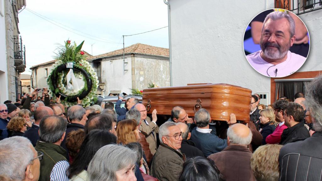 Amigos y familiares de José Pinto trasladando el féretro por las calles de su localidad salmantina.