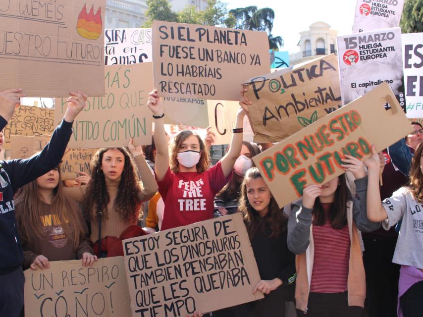 Estudiantes manifestándose este viernes frente al Congreso.