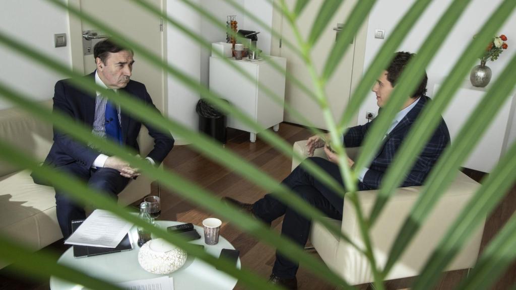 Pedro J. Ramírez durante la entrevista con Albert Rivera en su despacho del Congreso.