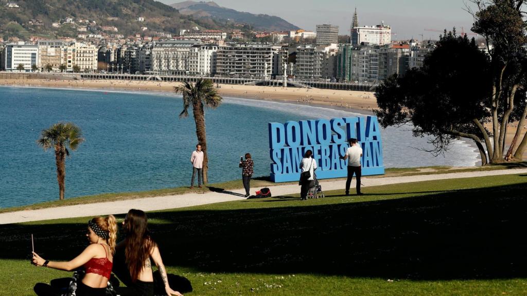 Altas temperaturas en la Costa Vasca. EFE/ Juan Herrero