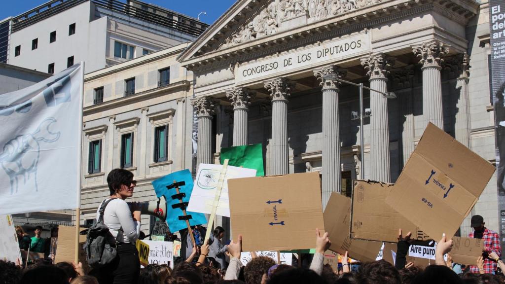 Estudiantes manifestándose este viernes frente al Congreso de los Diputados.