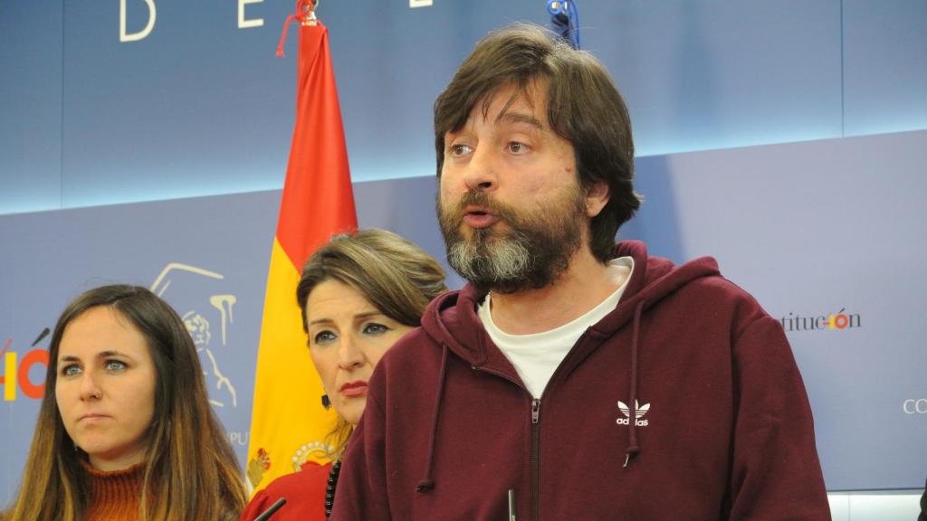 Ione Belarra y Yolanda Díaz atienden una rueda de prensa de rafa Mayoral en el Congreso.