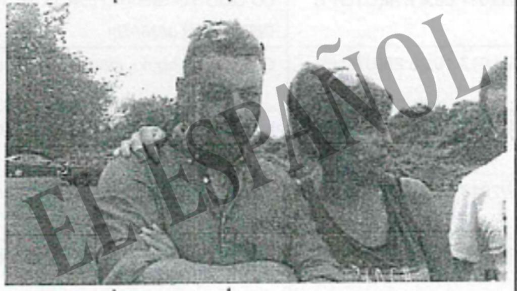 Ardines y su amante, Katia, en una fotografía que el marido de esta, dolido al conocer la infidelidad, le envía por whatsapp.