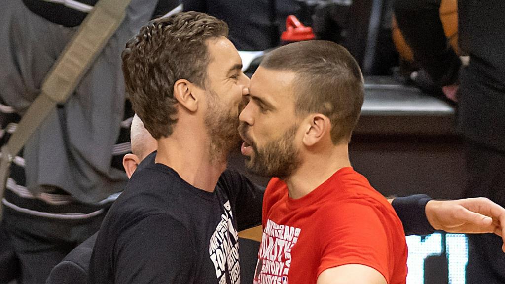 Pau y Marc Gasol en el partido entre los Spurs y los Raptors