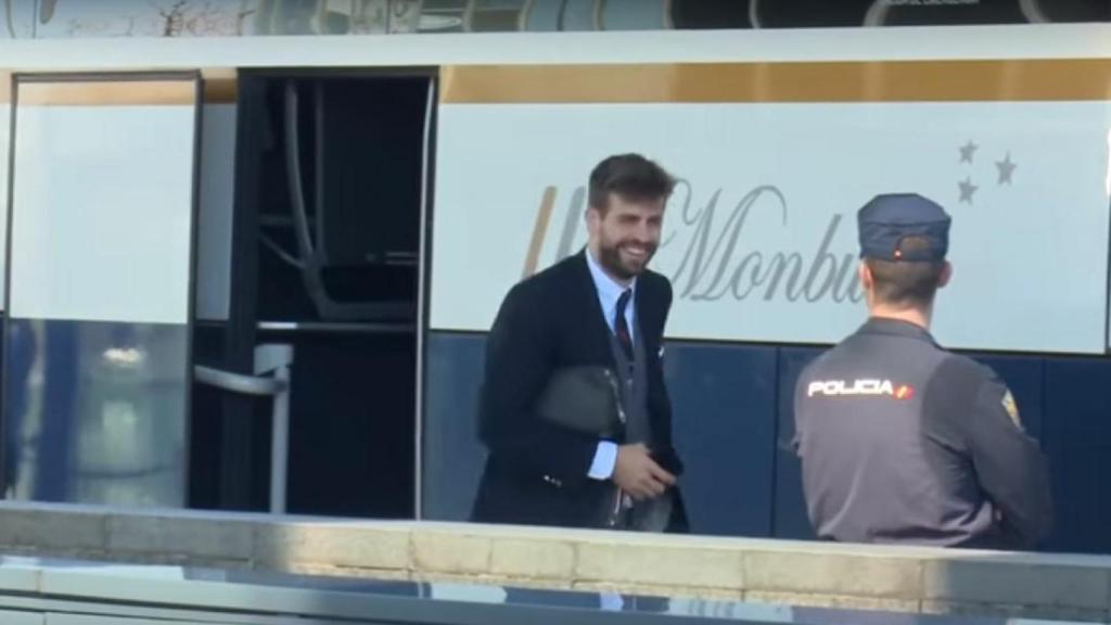 Piqué, recibido al grito de viva España en su llegada a Madrid