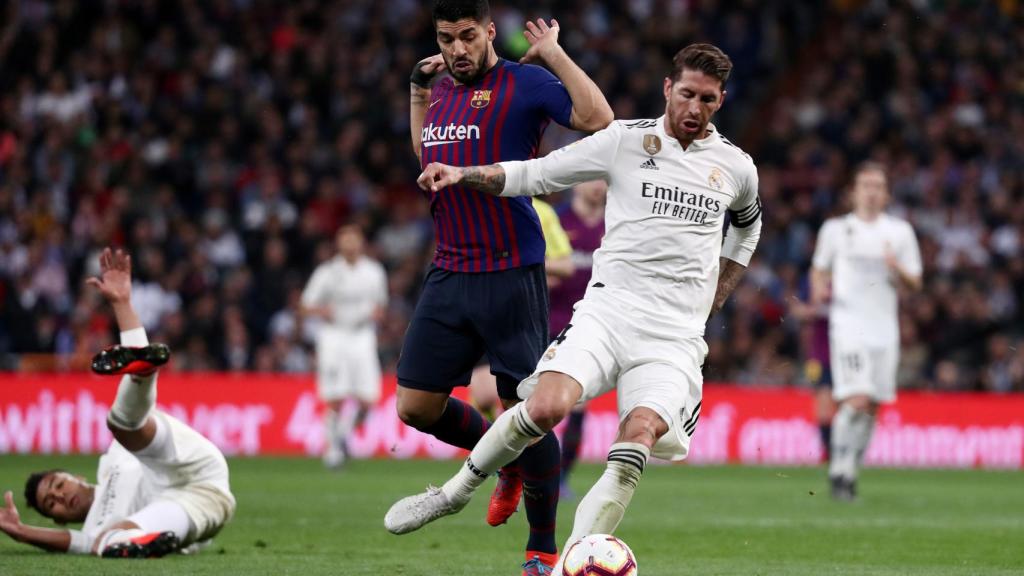 Sergio Ramos y Luis Suárez, durante El Clásico de La Liga