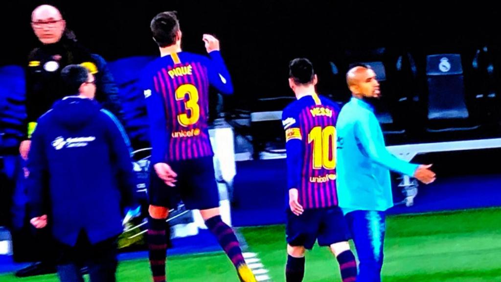 Gesto de Gerard Piqué a la grada del Santiago Bernabéu