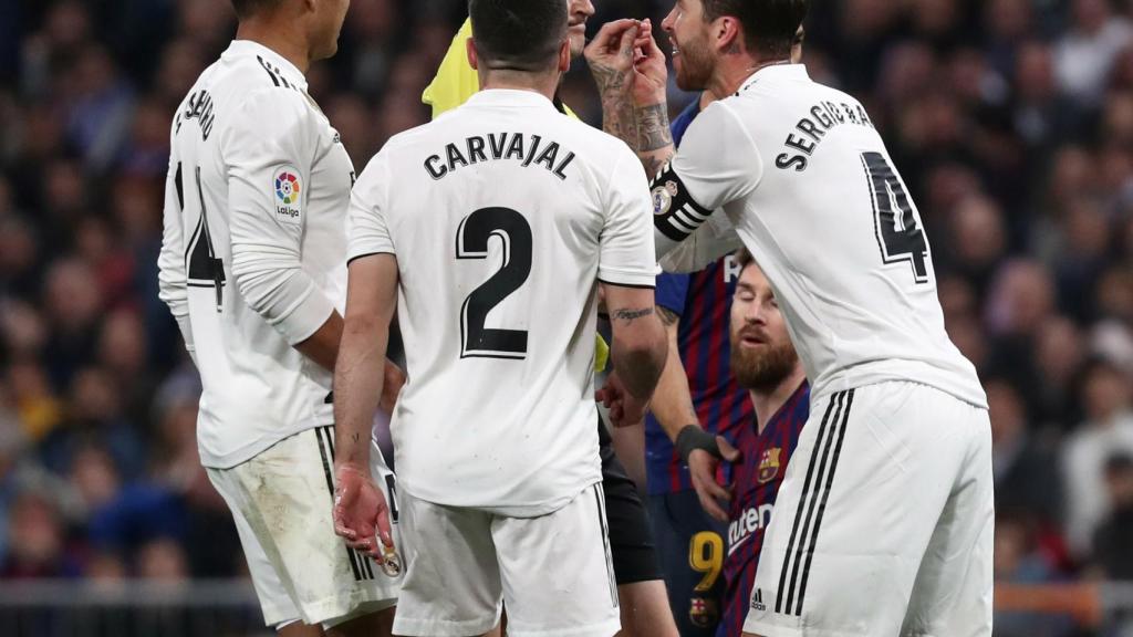 Sergio Ramos ve la amarilla en El Clásico