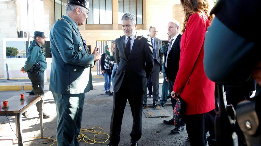 Marlaska  acompañado por la delegada del Gobierno en Melilla, Sabrina Moh, este sábado