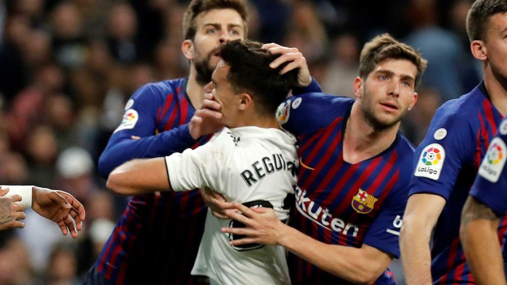 Reguilón luchando con Piqué dentro del área en El Clásico