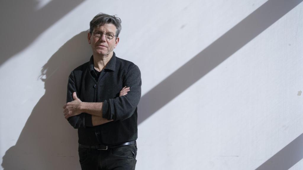 Robert Carsen (y su sombra) en el Teatro Real.