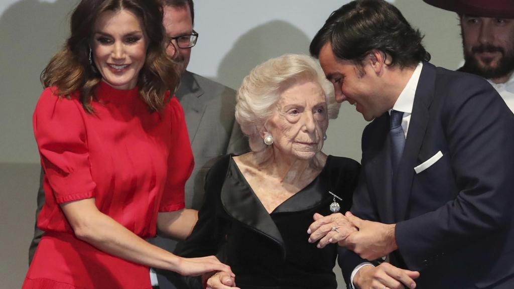 La reina Letizia junto a Mercedes Junco Calderón.