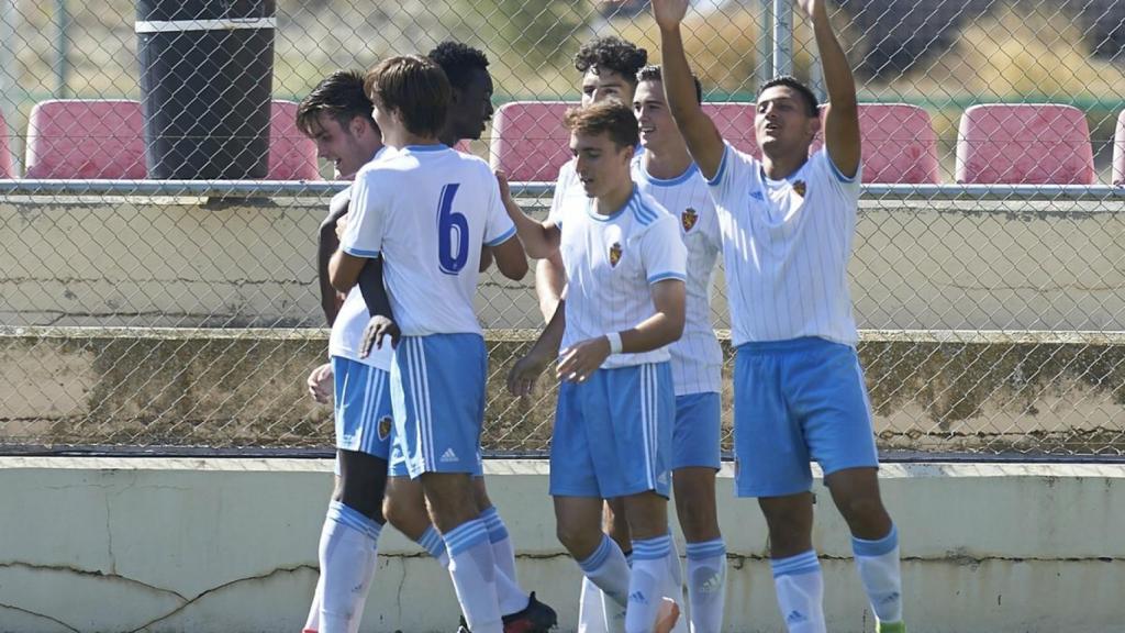 Los jugadores del juvenil del Real Zaragoza celebran un gol