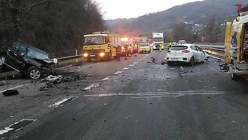Imagen de la A-66, momentos después del choque frontal que le costó la vida a José Ramón.