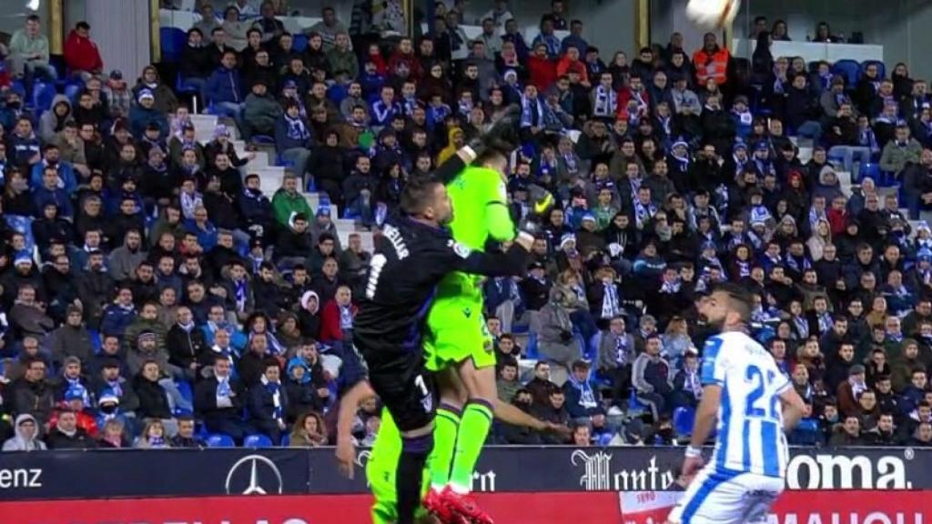 Momento en el que Cuéllar choca con Borja Mayoral en el Leganés - Levante