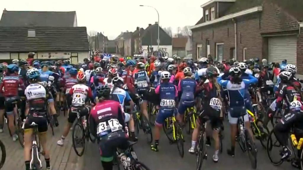 Pelotón femenino parado en la Omloop Het Nieuwsblad. Foto (@Movistar_Team)