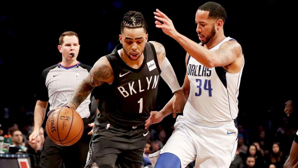 D'Angelo Russell en un partido contra los Mavericks