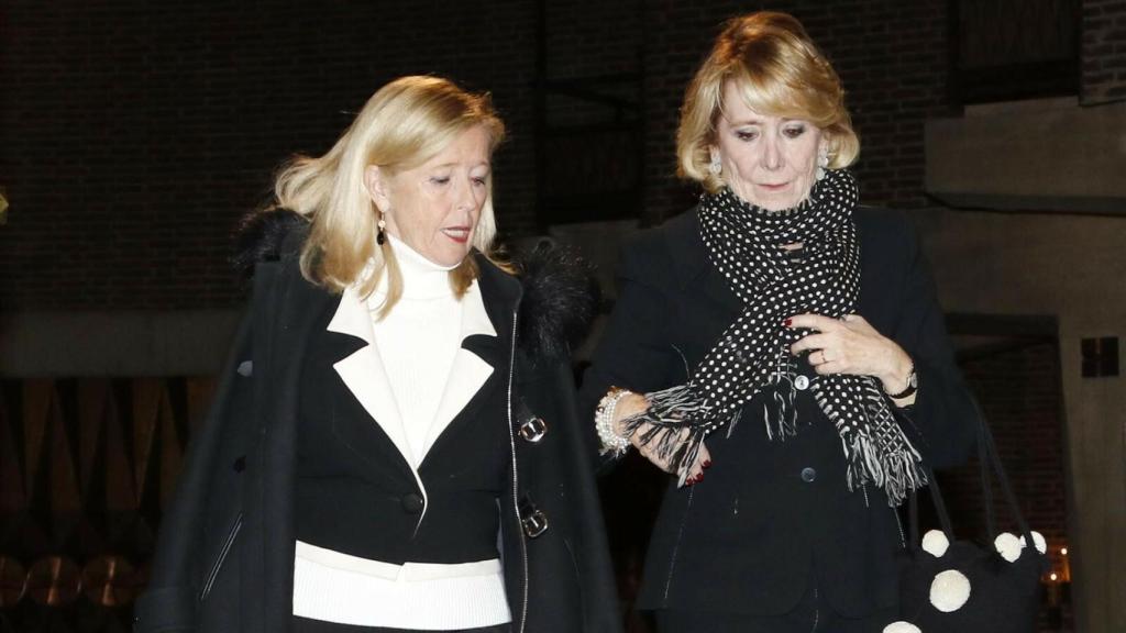 Esperanza Aguirre, de negro riguroso, asistiendo a la misa funeral.