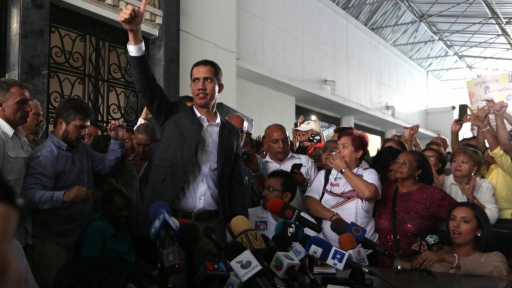 Guaidó durante una rueda de prensa este martes