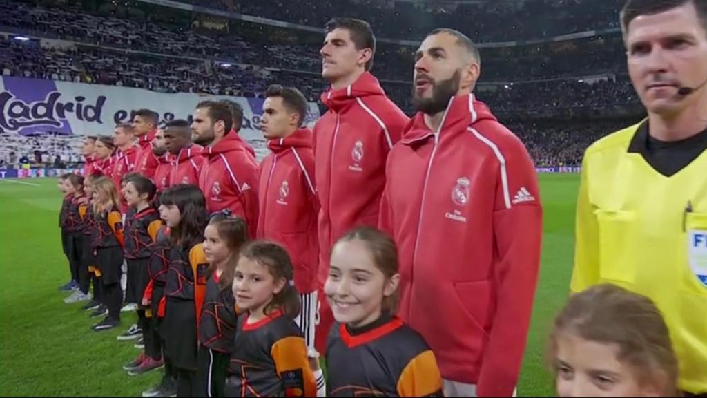 Los jugadores blancos en los prolegómenos del Real Madrid - Ajax